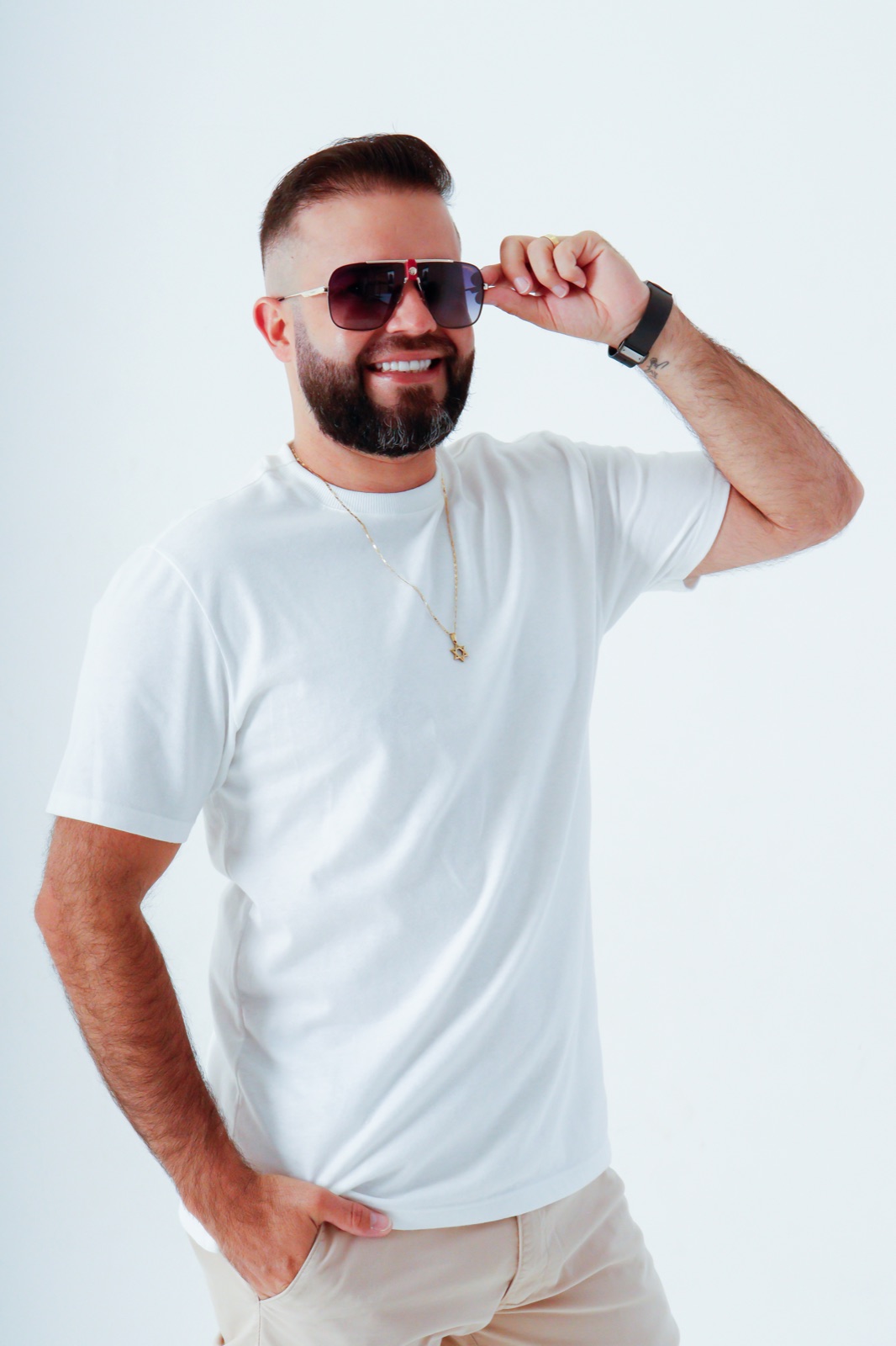Modelo usando óculos de sol masculino