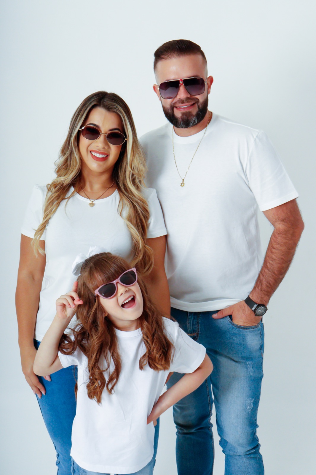 Família usando óculos de sol